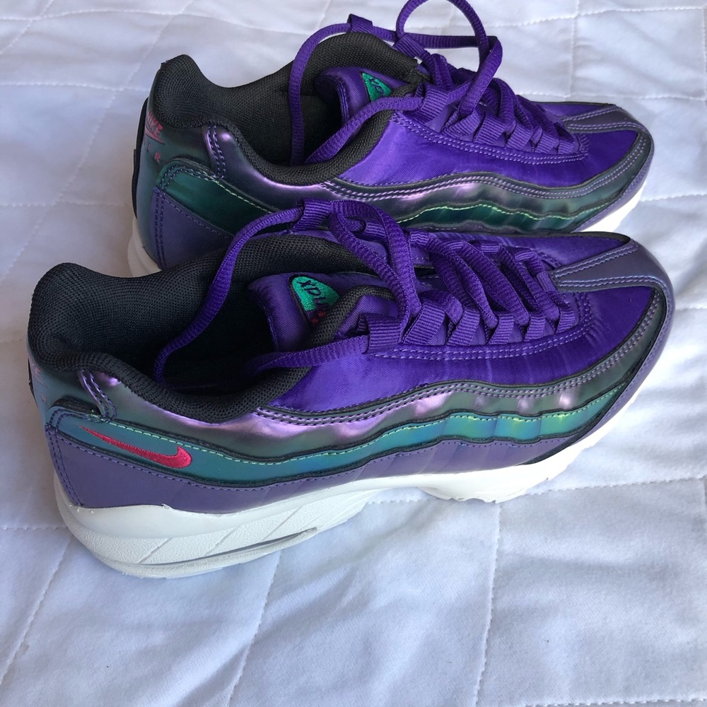 New NIKE Air Max ‘95’ Girls Size 6Y purple shoes